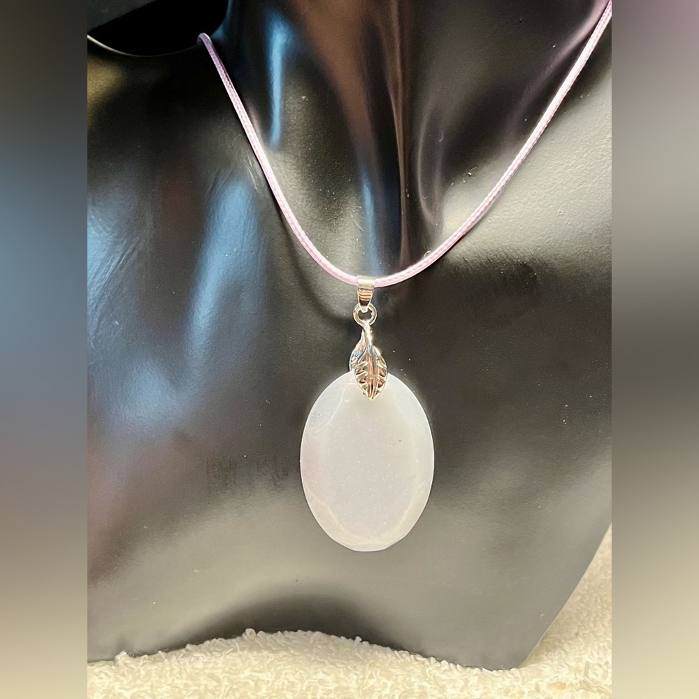 🌸💖cute handmade white aurora Borealis resin pendant with lilac cord